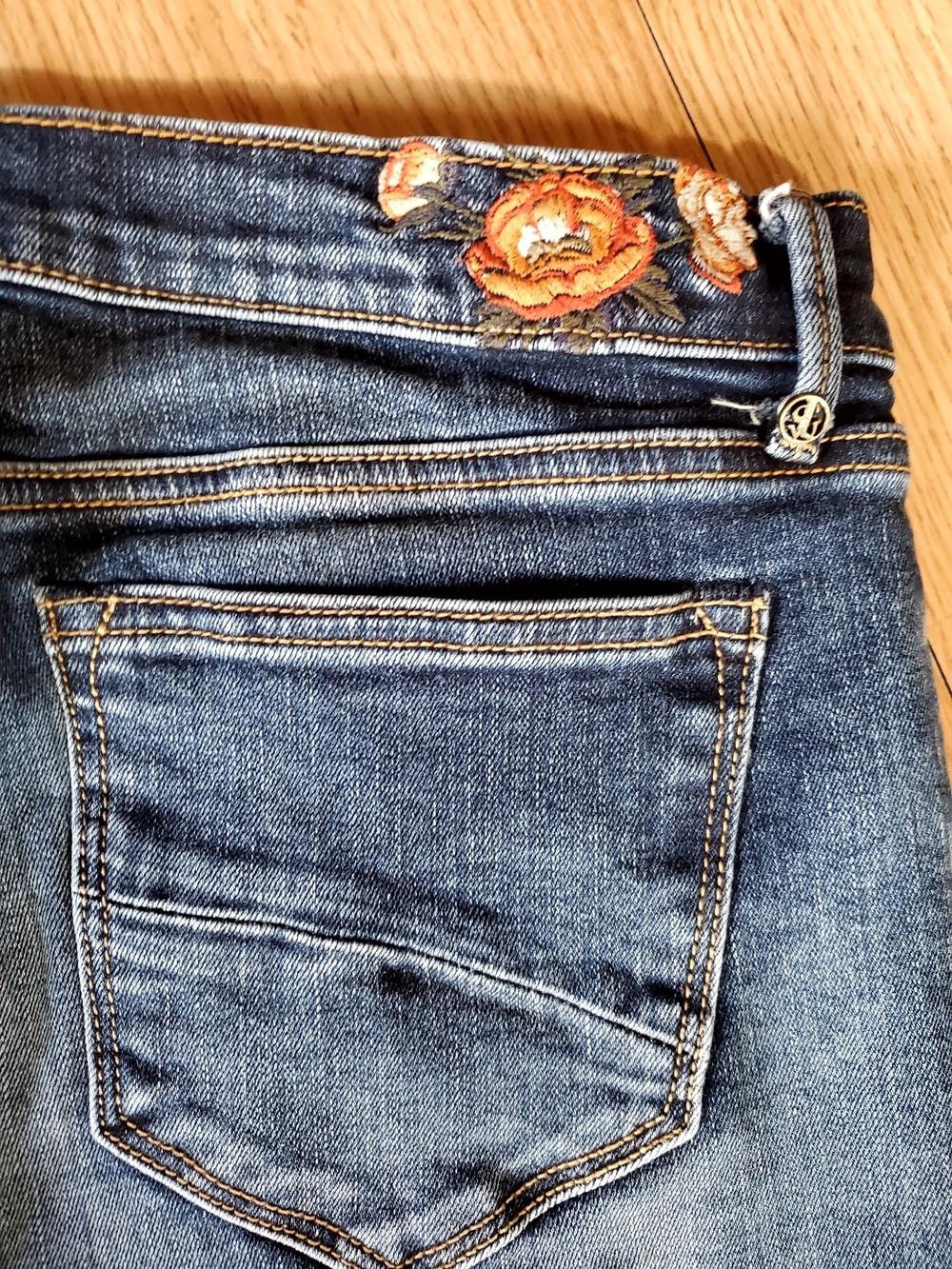 DRIFTWOOD Isabel Floral Embroiderd Light Flare Jeans Size 30 - Picture 5 of 11